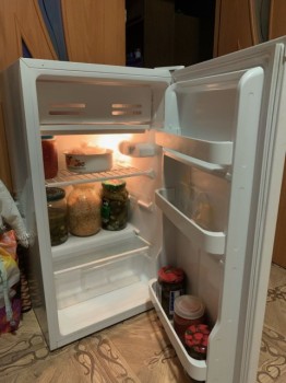 Отличный холодильник для дачного домика: отзыв на Midea MR1080W