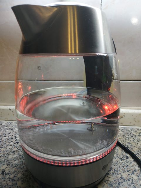 Чайник Vitek VT-7047 TR с подсветкой – яркий компаньон на кухне