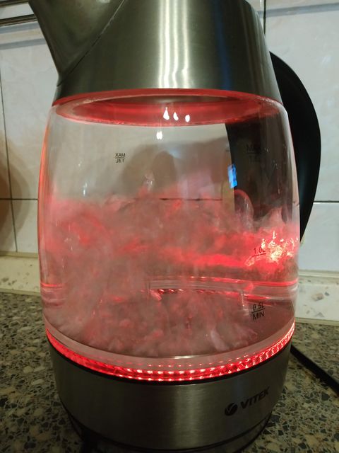 Чайник Vitek VT-7047 TR с подсветкой – яркий компаньон на кухне