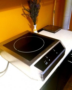 Индукционная плита Hendi 3500DXL – современная техника на профессиональной кухне