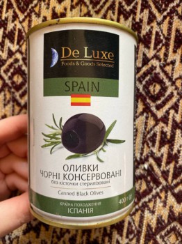 Черные оливки консервированные без косточек Spain от De Luxe – вкусные, цельные, подойдут и на повседневный, и на праздничный стол