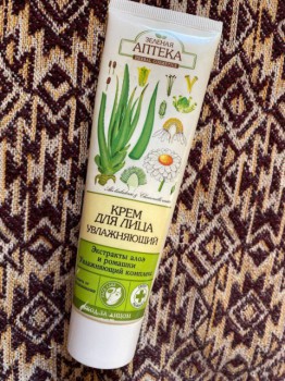 Крем для лица увлажняющий с экстрактом алоэ и ромашки от «Зеленая АПТЕКА»: эффективность, удобство, приятный аромат