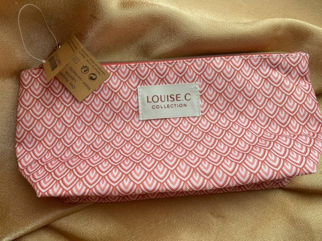 Розовая косметичка из коллекции Louise. C от производителя Yves Rocher – качество, удобство, стильность