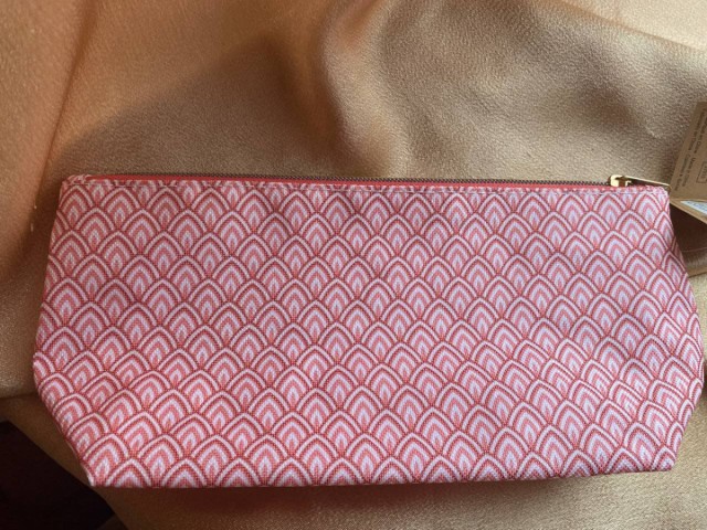 Розовая косметичка из коллекции Louise. C от производителя Yves Rocher – качество, удобство, стильность